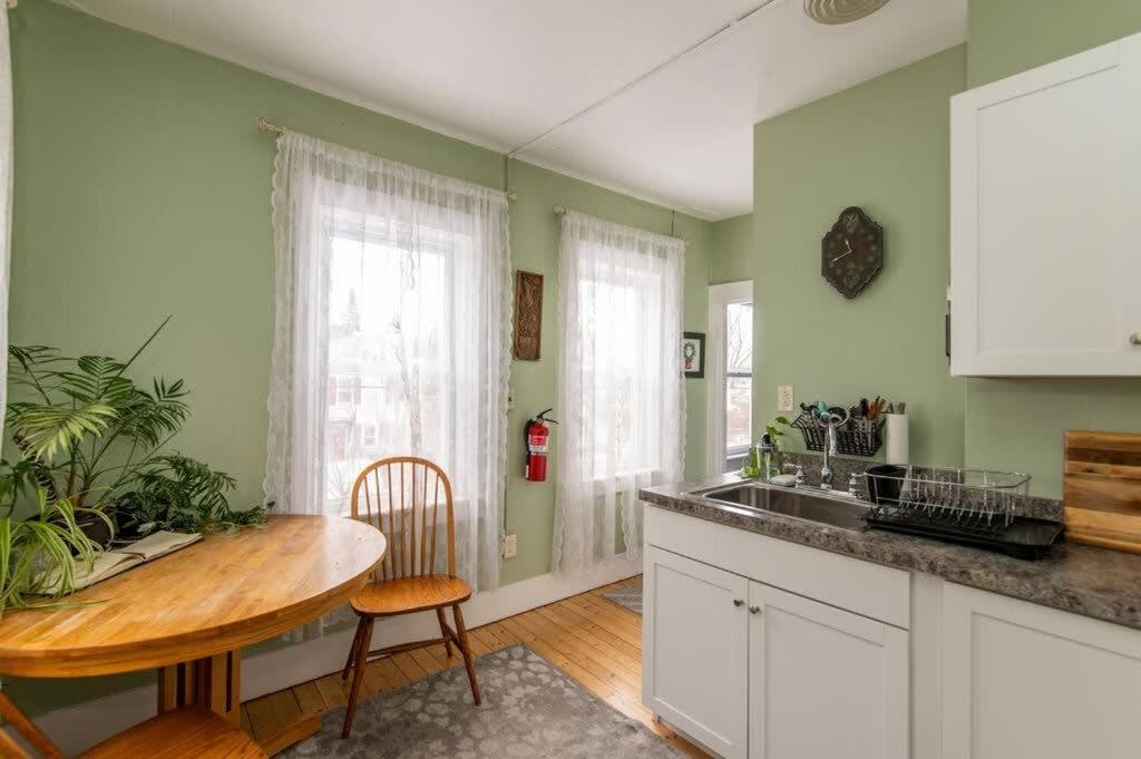 Centrally Located With Lake Views برلينغتون المظهر الخارجي الصورة